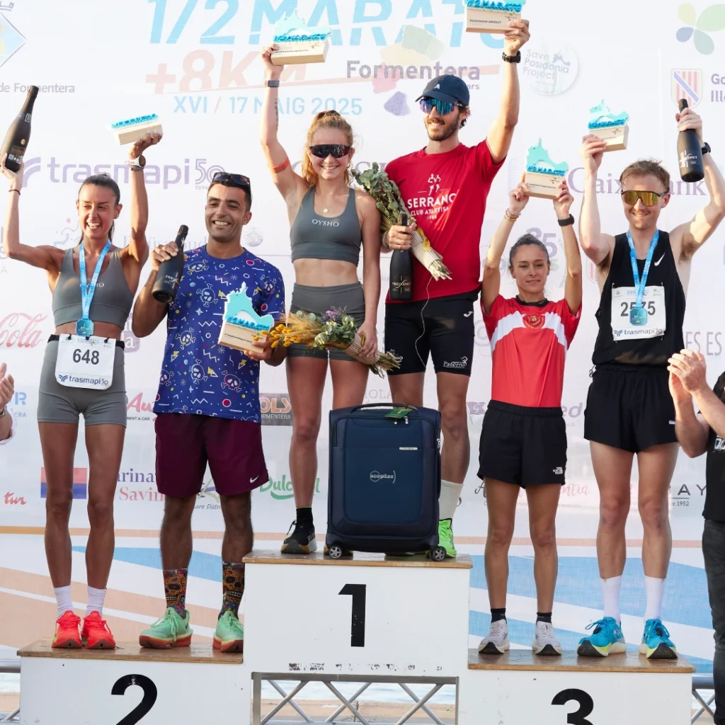 Ganadores de la maratón de Formentera posando en el podio con medallas