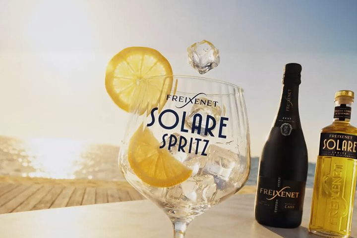 Remplissez un verre de glace